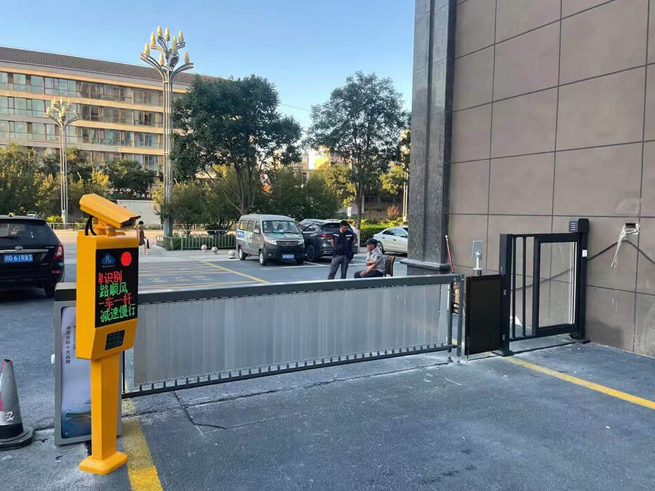 小區廣告道閘車牌識別系統-高清車牌識別-高速變頻道閘